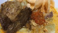 Yang ini lauknya semur daging yang juga dipotong ukuran besar. Empuk dengan rasa manis gurih. Foto: Instagram @mamina077