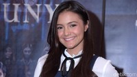 Amanda Rawles memperlihatkan lesung pipit di wajahnya yang menambah kecantikannya. Foto: Noel/detikHOT
