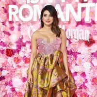 Di Instagram, Priyanka mengunggah foto Nick tengah menatap mesra dirinya saat premiere film tersebut. Find someone who looks at you like that, tulis Priyanka ditambah emoji mata berhati.  Foto: Getty Images