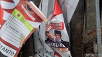 Di salah satu jalan terlihat poster kampanye telah rusak dan terpasang dengan baik.