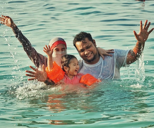 Vokalis grup Last Child, Virgoun juga mengubah gaya hidupnya jadi lebih Islami. Bahkan, istrinya Inara kini mantap memakai hijab cadar di kesehariannya. Foto: Instagram