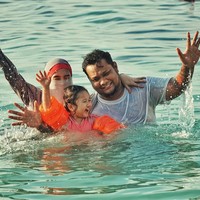 Vokalis grup Last Child, Virgoun juga mengubah gaya hidupnya jadi lebih Islami. Bahkan, istrinya Inara kini mantap memakai hijab cadar di kesehariannya. Foto: Instagram