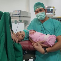 Nindy juga berfoto dengan bayi dan suami ketika baru melahirkan. Penyanyi tersebut  terlihat dengan alis yang terbentuk sempurna. Meski tak terlalu jelas, bulu mata Nindy juga terlihat lentik. Foto: Dok. Instagram