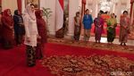 Senyum Semringah Arumi Bachsin saat Dampingi Suaminya Dilantik