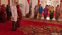 Ia dilantik bersama istri Gubernur Jambi. (Foto : Istimewa).