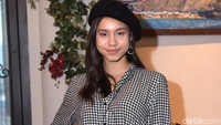 Tapi ketika tersenyum, Naomi Paulinda juga terlihat memiliki kharisma. Foto: Noel/detikHOT