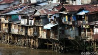 Namun, sejumlah rumah semi permanen milik warga tampak masih bertengger di bantaran Sungai Ciliwung, Jakarta, Rabu (13/2/2019).
