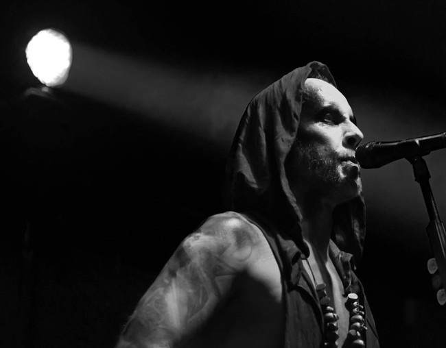 Musisi Adam Darski didiagnosa leukemia pada 2010. Adam menjadi penyintas kanker darah dan dalam masa penyembuhan setelah menjalani transplantasi sumsum tulang belakang. Usianya kini 41 tahun. Foto: Ethan Miller/Getty Images