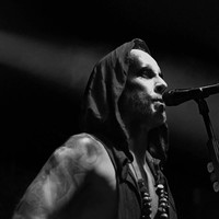 Musisi Adam Darski didiagnosa leukemia pada 2010. Adam menjadi penyintas kanker darah dan dalam masa penyembuhan setelah menjalani transplantasi sumsum tulang belakang. Usianya kini 41 tahun. Foto: Ethan Miller/Getty Images