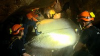Mereka harus menggunakan alat pengaman dan mengatur napas serta kewaspadaan, sepanjang jalan menelusuri Gua Sipahang (My Trip My Adventure)