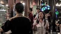 Seharusnya, kafe atau tempat makan di sana sudah ditutup.