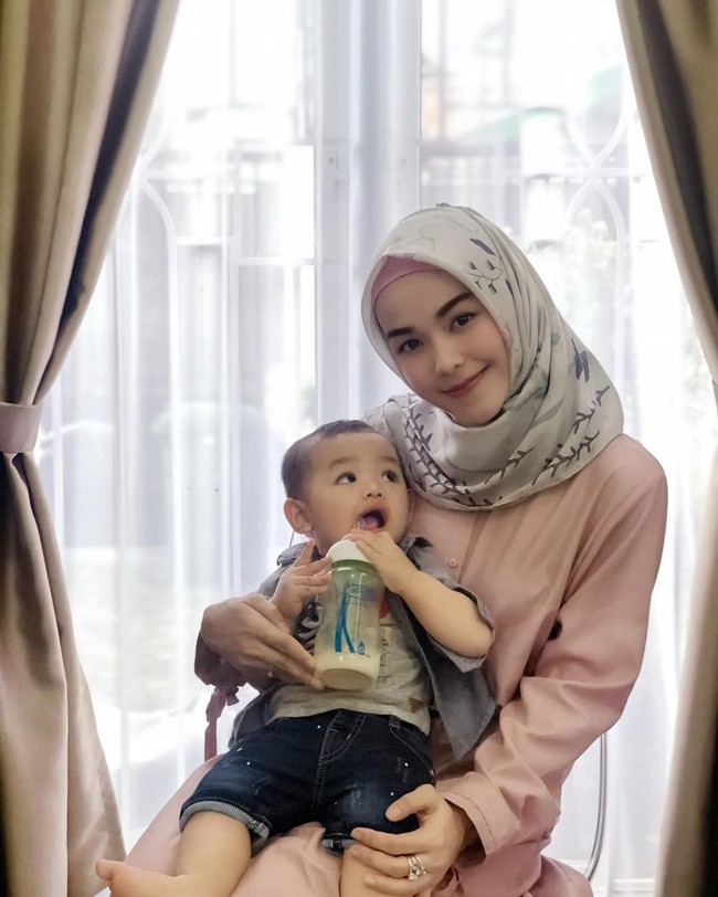 Memakai hijab, Metha menuai banyak pujian dari netizen. Gayanya yang sederhana, justru membuatnya terlihat menawan. Foto: Instagram/Methayuna