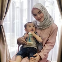 Memakai hijab, Metha menuai banyak pujian dari netizen. Gayanya yang sederhana, justru membuatnya terlihat menawan. Foto: Instagram/Methayuna