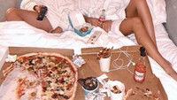 Tuh kan, walau punya tubuh yang ramping, pemilik nama asli Chloe Loh itu doyan makan. Lihat saja pizza ukuran jumbo hingga beberapa camilan gurih lain di atas kasurnya itu.  Foto: Instagram misschloeflower