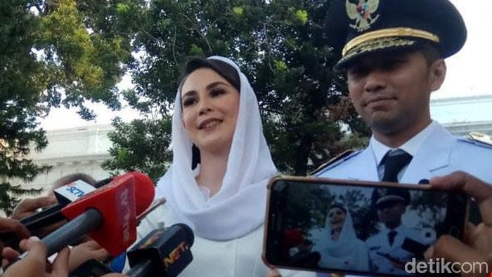 Senyum Semringah Arumi Bachsin saat Dampingi Suaminya Dilantik Arumi Bachsin turut mendampingi suaminya, Emil Dardak saat dilantik menjadi wakil gubernur Jatim. Ia terlihat cantik dan penuh pesona.
