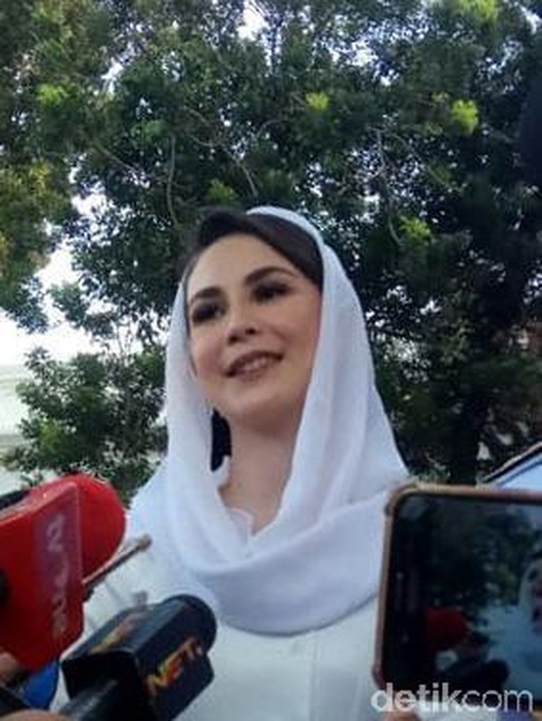 Kuret, Mampukah Arumi Jalani Pelantikan Ketua PKK ? Kuret, Mampukah Arumi Jalani Pelantikan Ketua PKK ?