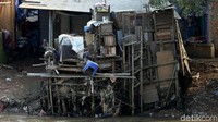 Meskipun berbahaya dan tak memiliki izin tinggal, warga memilih untuk tetap bertahan di bantaran Sungai Ciliwung. Di sisi lain, proyek normalisasi Sungai Ciliwung menjadi prioritas Pemprov DKI Jakarta karena diharapkan mampu mengantisipasi terjadinya banjir di ibu kota.