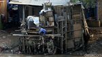 Potret Pemukiman Kumuh di Bantaran Sungai Ciliwung Potret Pemukiman Kumuh di Bantaran Sungai Ciliwung