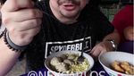 Keliling Indonesia, Ini 10 Gaya Nex Carlos Saat Icip-icip Makanan