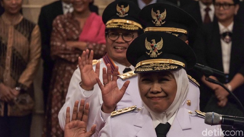 Jokowi Resmi Lantik Khofifah Jadi Gubernur Jawa Timur Jokowi Resmi Lantik Khofifah Jadi Gubernur Jawa Timur