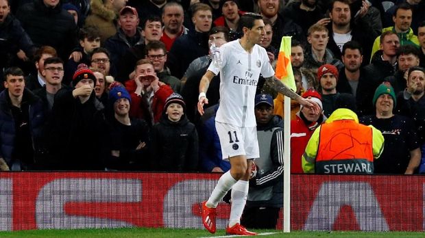 Di Maria mendapat lemparan botol dari suporter tuan rumah.