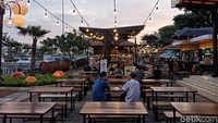 Mereka menikmati setiap menu yang ada di lokasi tersebut.