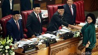 Dalam sidang tersebut DPR juga melakukan pengesahan RUU tentang Kebidanan.