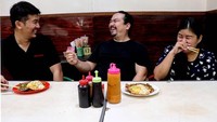 Mampir ke Pontianak, Nex Carlos cicip makanan berlauk telur goreng murah yang sedang viral. Foto: Instagram @nexcarlos