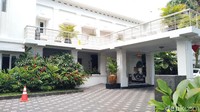 Pada dinding depan bagian utama bangunan, di tengahnya terpasang logo atau simbol Freemason atau Mason Bebas, dengan huruf G diapit jangkar dan mistar siku (Muhammad Aminudin/detikTravel)