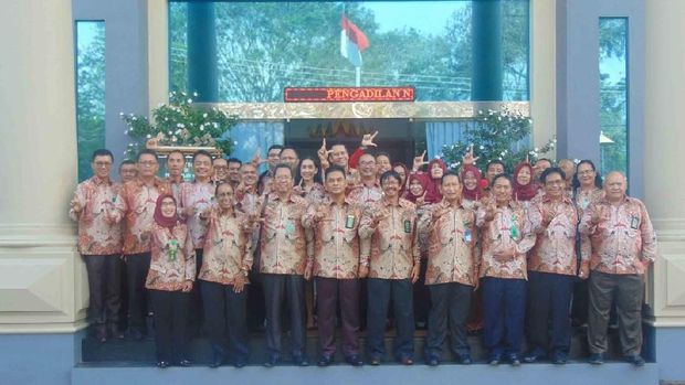  Klarifikasi Foto Dua Jari Hakim Senior: Itu Pose 'L' alias Lampung