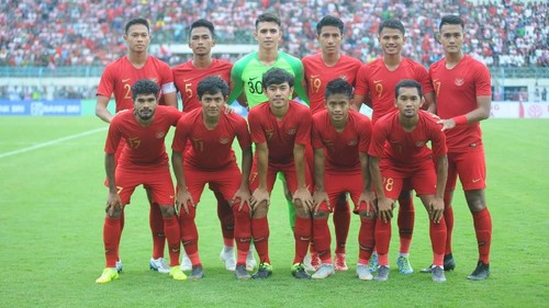 Pesepak bola Timnas U-22 melakukan sesi foto tim saat melakukan laga uji coba melawan Madura United FC (MU) di Stadion Gelora Bangkalan (SGB) Bangkalan, Jawa Timur, Selasa (12/2/2019). Dalam uji coba terakhir itu pelatih Timnas U-22 Indra Sjafri akan melakukan efisiensi jumlah pemain dari 30 menjadi 23 guna berlaga di Piala AFF 2019 yang akan digelar 18 Februari di Kamboja. ANTARA FOTO/Saiful Bahri/pd.