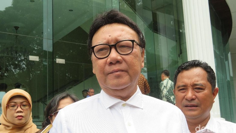 Sentilan untuk Gubernur Syamsyuar yang ke LN Saat Karhutla Berkobar