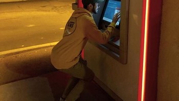 Cukup manfaatkan mesin ATM. Foto: Calob Castellon