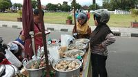 Mantap! Bakso Prasmanan dengan Isian Telur hingga Cumi di Gerobak Motor