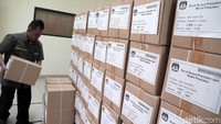 Logistik Pemilu ini disimpan dalam gudang.