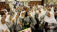 Ekspresi kebahagiaan pun terpancar di wajah para bidan yang ikut serta mendengarkan pengesahan RUU tersebut menjadi UU.