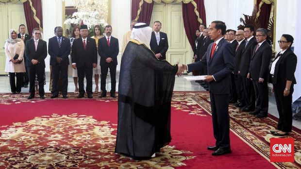 Presiden Jokowi menerima surat-surat kepercayaan dari 11 duta besar negara-negara sahabat di Istana Merdeka, Jakarta, Rabu (13/2).