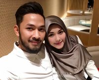 Uki Noah dan sang istri.