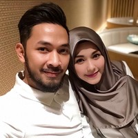 Suaminya, Uki juga disebut-sebut telah berhijrah. Ia sering mengikuti kajian. Fenomena hijrah memang sedang terjadi di kalangan artis, sebut saja Arie Untung hingga Zaskia Sungkar yang memutuskan untuk mengubah gaya hidup menjadi lebih Islami. Foto: Instagram/Methayuna
