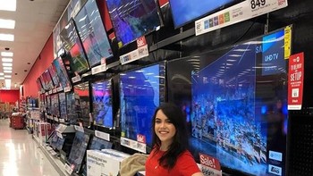 Kamu pergi ke toko elekronik, lalu berpose depan televisi yang di pajang. Foto: Calob Castellon