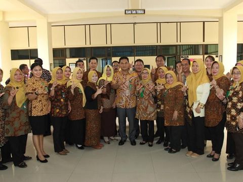 Mengaku Bukan Kode Politik, Para Hakim Senior Juga Pose 2 Jari