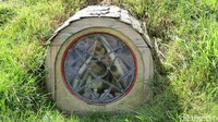 Detil banget bikinnya, ada jendela, tirai dan pajangan. Rumah bangsa Hobbit ini dari novel JRR Tolkien yang diangkat menjadi film The Lord of The Rings (Fitraya/detikTravel)