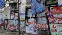 Pemasangan alat peraga kampanye caleg yang sembarangan ini membuat sisi jalan tampak kumuh dan tak terawat.