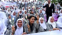 Para bidan ini pun tampak semringah dan kompak berfoto bersama sambil membawa bunga di depan Gedung Kura-kura.
