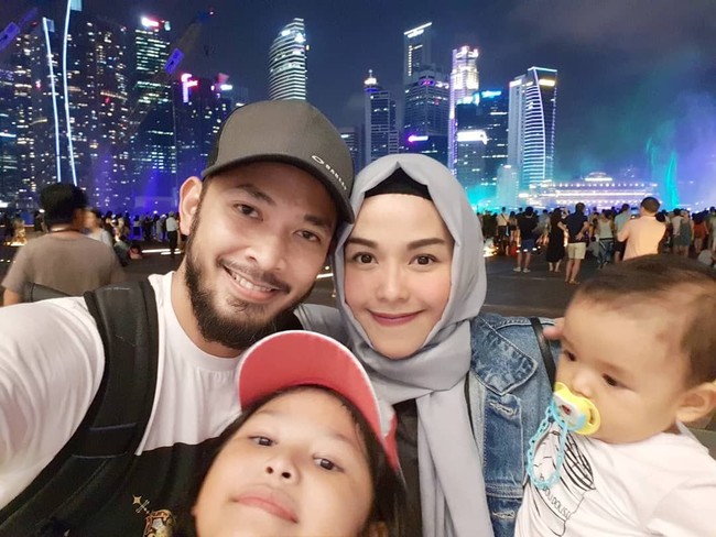 Aktris cantik ini kemudian dipersunting Muhammad Kautsar Hikmat atau lebih dikenal sebagai Uki gitaris grup musik Noah. Keduanya mengikat janji di tahun 2009. Foto: Instagram/Methayuna