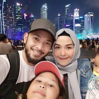 Aktris cantik ini kemudian dipersunting Muhammad Kautsar Hikmat atau lebih dikenal sebagai Uki gitaris grup musik Noah. Keduanya mengikat janji di tahun 2009. Foto: Instagram/Methayuna