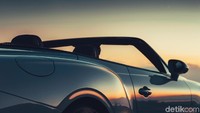 Bentley Continental GT Convertible, asyik buat jalan-jalan sore hari ya? Atapnya bisa dibuka dalam kecepatan maksimal 50 km per jam. Foto: Bentley