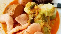 Mau versi yang beda? Lauknya bisa ditambah dengan rendang yang kadang disediakan oleh penjual lontong sayur. Foto: Instagram @dapoermaemun