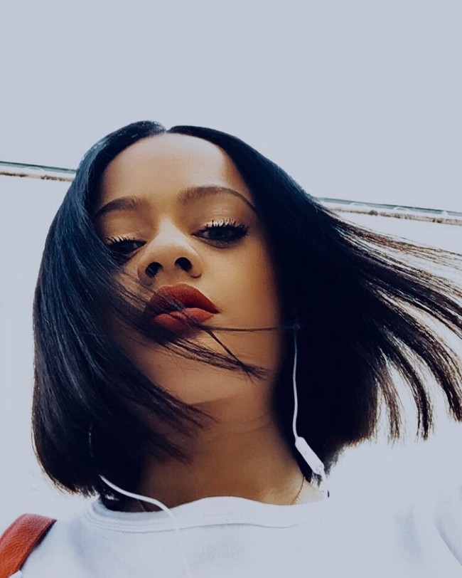 Aku sudah mendengarnya sejak lama dan kadang-kadang orang meminta foto denganku ketika aku keluar. Tapi dalam kehidupan pribadiku, itu bisa sedikit rumit karena aku tidak pernah tahu apakah seseorang berbicara denganku karena kepribadianku atau karena mereka berpikir aku mirip Rihanna, Foto: Instagram @ynasertalf