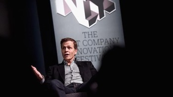 Patrick Whitesell adalah CEO agen ternama Hollywood, WME, yang menangani beberapa pesohor paling terkenal di dunia. Dia adalah teman Bezos yang ia perkenalkan pada istrinya, Lauren. Belakangan, Lauren malah kepincut dengan sosok Bezos dan menceraikan Patrick. Foto: Getty Images